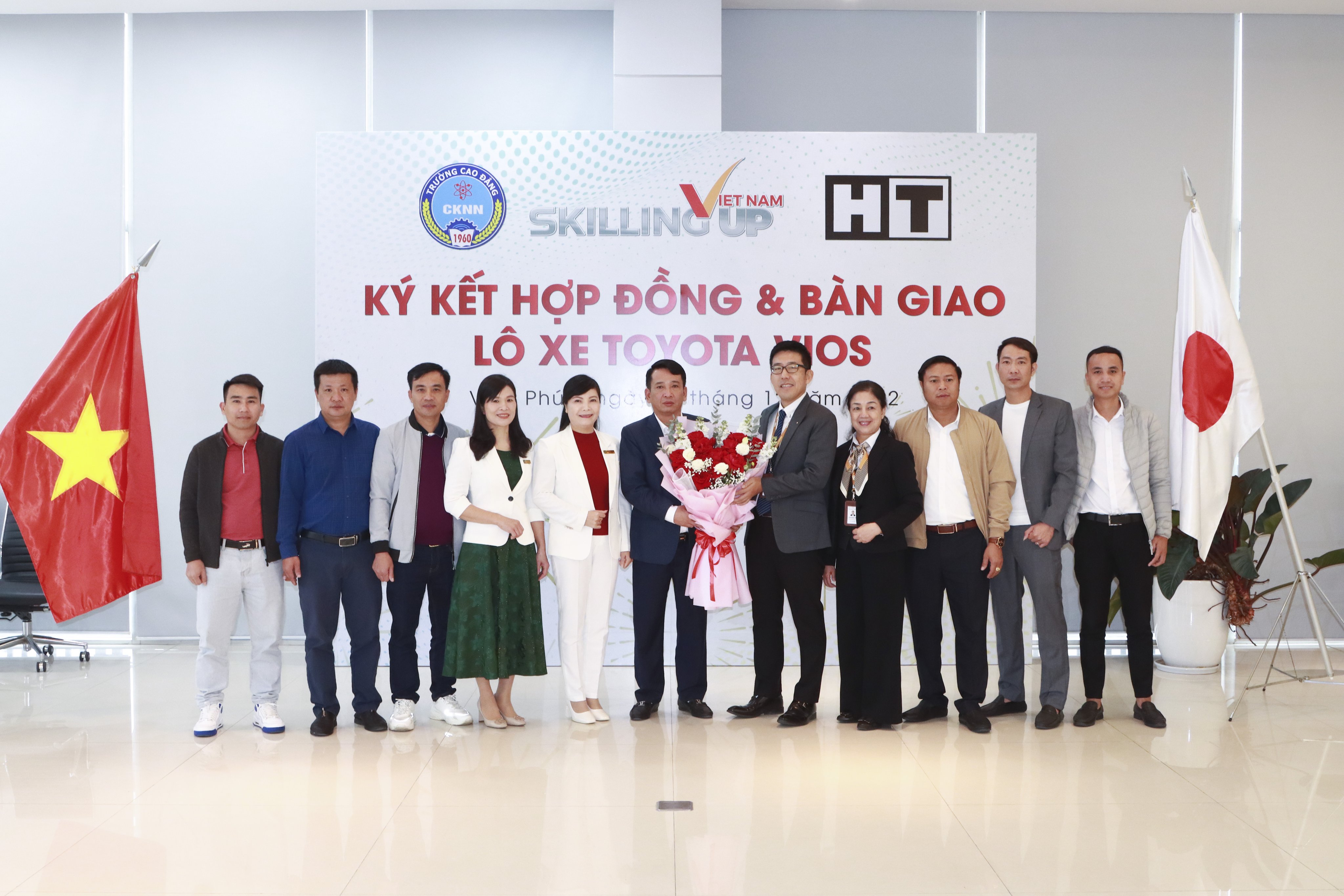 Ký kết hợp đồng và bàn giao lô xe Toyota Vios!I